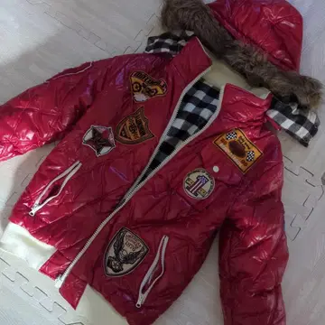 패치 달린 빨간색 자켓