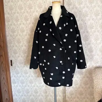 스칼라 블랙 베이스에 화이트 도트 코트 아우터