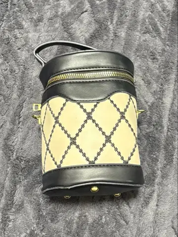 다이아몬드 패턴의 숄더백