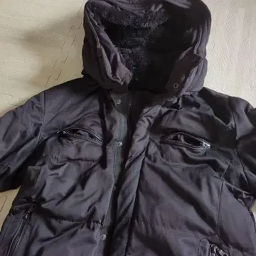 블랙 후드 부착 다운 자켓