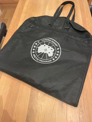 CANADA GOOSE 가먼트 백 블랙