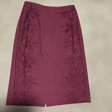 버건디 잎 자수 타이트 스커트