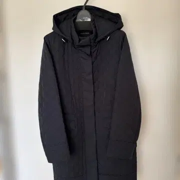 다크 그레이 퀼팅 롱 코트 후드 부착