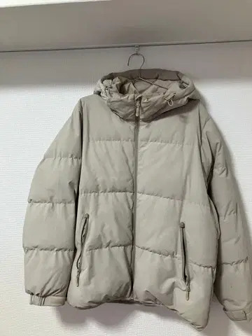 베이지 후드 부착 다운 자켓