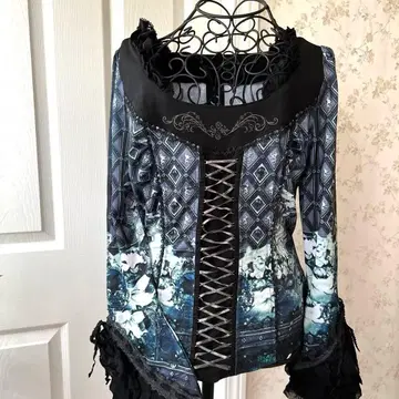 오즈 오네스트 꽃무늬와 기하학 패턴의 긴팔 상의 새상품급