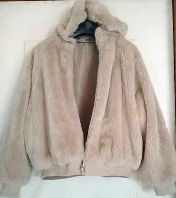 베이지 후드 부착 퍼 자켓