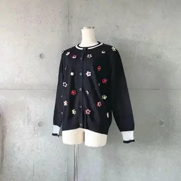 택 포함 새상품 플라워 스터드 가디건 블랙 FREE