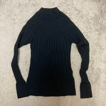 BEAMS HEART 블랙 리브 하이넥 스웨터