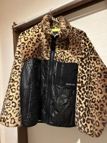 GUESS 레오파드 무늬 플리스 자켓