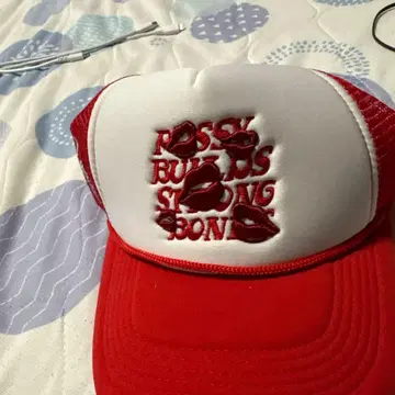 빨간색 트래커 햇