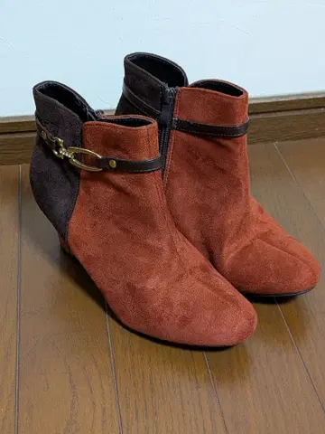 벽돌색과 다크 브라운 스웨이드 앵클부츠