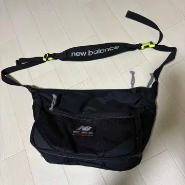 뉴발란스 숄더백 A4