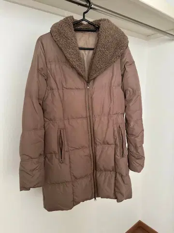 베이지 후드 부착 다운 자켓 보아 깔끔한