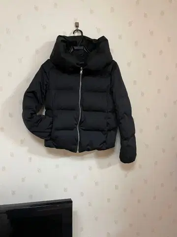 리버서블 다운 자켓 숏 기장 볼륨 넥 블랙