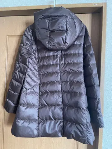 브라운 후드 부착 다운 자켓