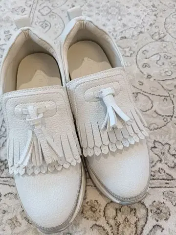 프린지 장식 화이트 스니커즈
