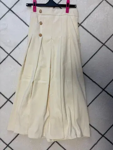 사이드 버튼 플리츠 스커트