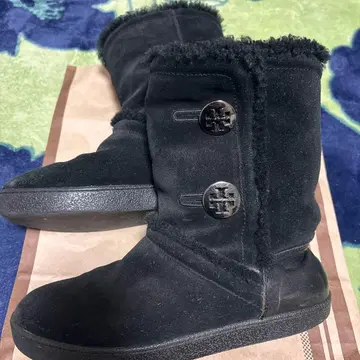 블랙 어그 부츠 버튼 포함 토리버치