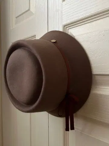 브라운 울 햇 리본 포함