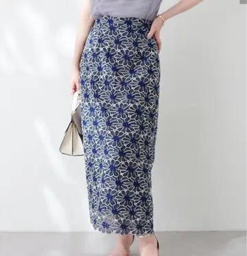 새상품 natural couture 스캘럽 배색선 자수 스커트