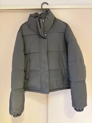 [ 미사용 새상품 ] nemne 차콜 그레이 숏 기장 다운 자켓