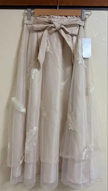 axes femme 페더 자수 샤샤 스커트