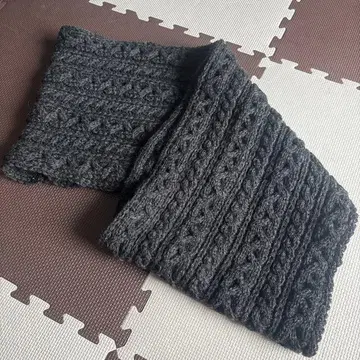 다크 그레이 뜨개질 넥워머