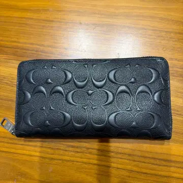 엠보싱 가공 블랙 장지갑