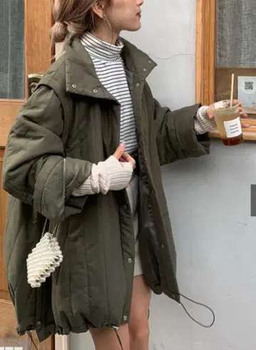올리브색 퀼팅 자켓 후드 부착