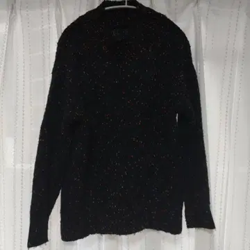 컬러풀 네프의 블랙 계열 스웨터