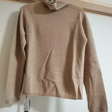 베이지 터틀넥 니트 긴팔