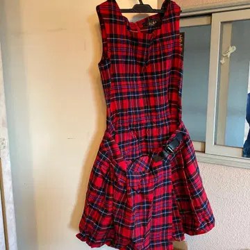 제인 마플 타탄 체크 패턴 슬리브리스 원피스