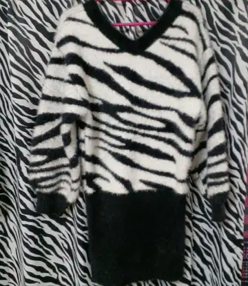 BLACK QUEEN 제브라 패턴 니트 원피스