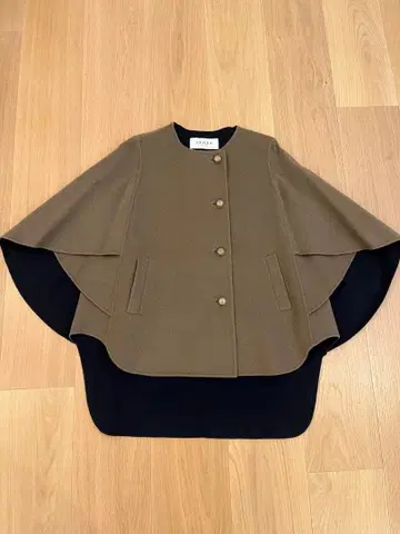 ADORE 케이프 코트 브라운 네이비