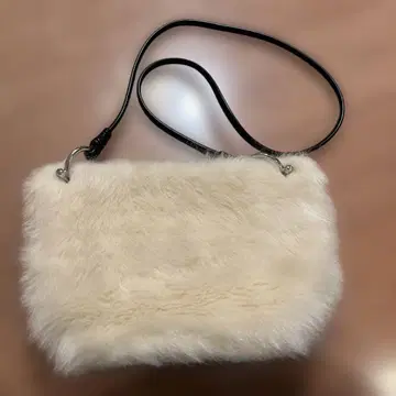 ZARA 화이트 퍼 숄더백