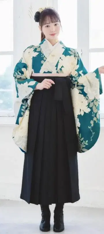 졸업식 청록색 꽃무늬 기모노와 블랙 하카마 M