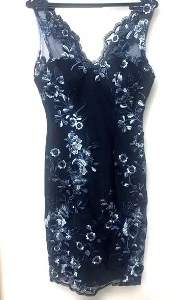 자수 장식 네이비 타이트 드레스