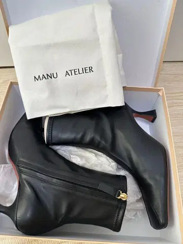 MANU ATELIER 블랙 가죽 숏부츠