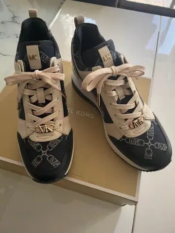 MICHAEL KORS 네이비 화이트 스니커즈