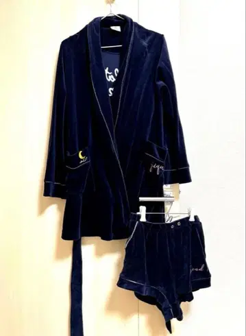 젤라또피케 벨로아 가운 셋업