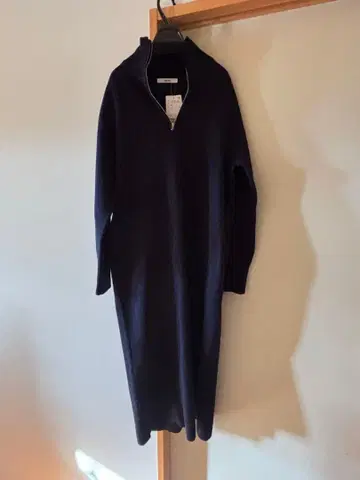 이번 시즌 맨투맨 라이크 하프 지퍼 원피스