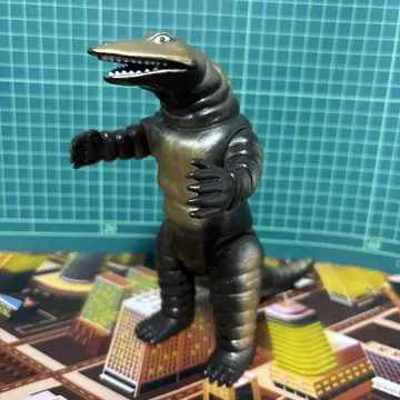 울트라맨 제22화 [지상 파괴 공작]에 등장한 지저 괴수 테레스돈