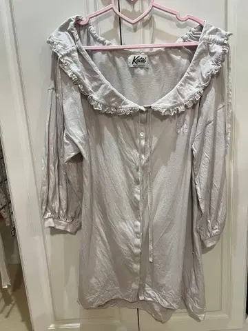 Katie 프릴 달린 칠부 소매 셔츠