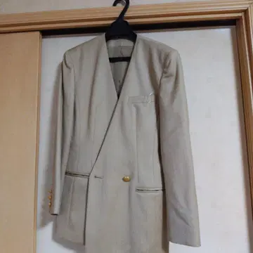 베이지 테일러드 자켓과 슬랙스 세트