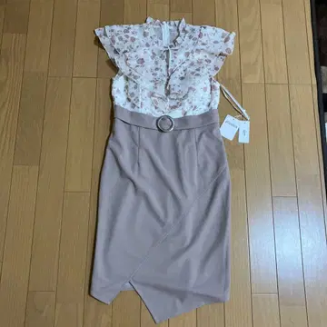 프릴 달린 꽃무늬 타이트 드레스