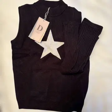 미착용 새상품 블랙 별 모티브 슬리브리스 니트