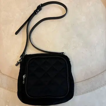 russet 퀼팅 숄더백 블랙