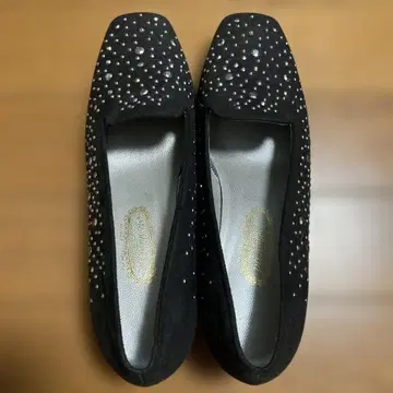 긴자 도쿄 아만다 스톤 장식 블랙 펌프스