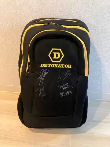 [전설의 4명] DeToNator 친필 사인 백팩 (스타누, 샤카 외)