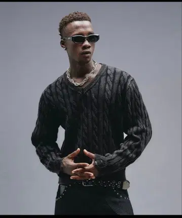 언더 행 페이드 케이블 V넥 니트